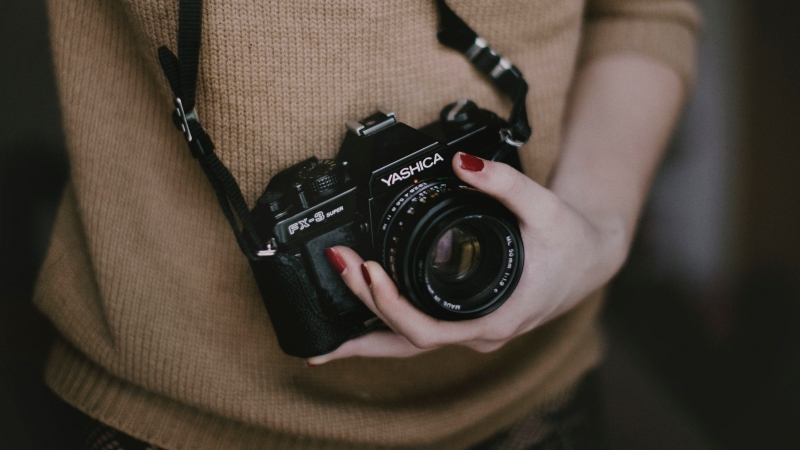 photographe-SILLANS LA CASCADE-min_woman-camera-photography-photographer-slr-dslr-319-pxhere.com